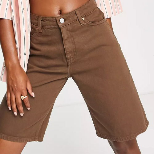 High waist semi-distressed brown denim shorts for women, with a silver button.