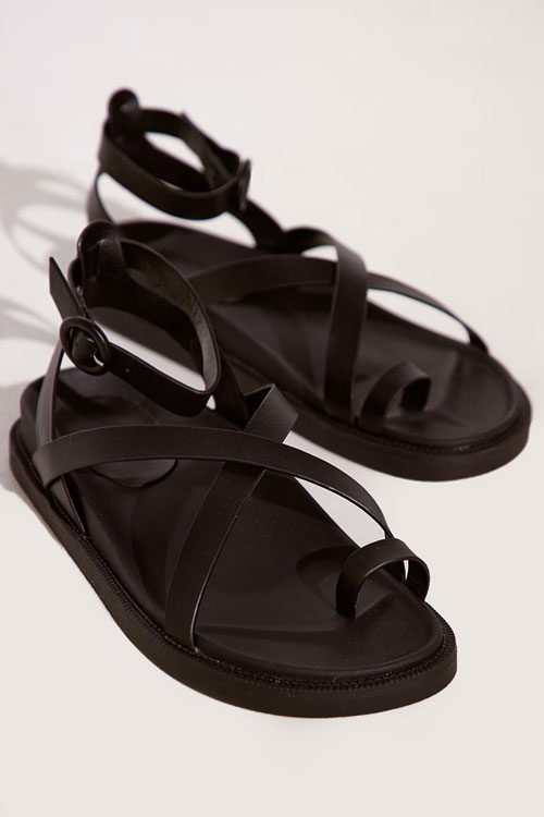 BLACK FAUX LEATHER CRISS CROSS ROUND BUCKLE SANDALS