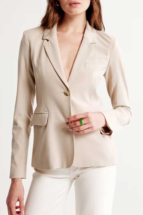 single-breasted blazer featuring side pockets and center-button