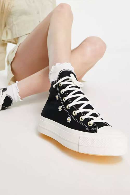 Converse Chuck Taylor All Star Lift hi sneakers with flower embroidery in black Indie Aesthetic Outfit