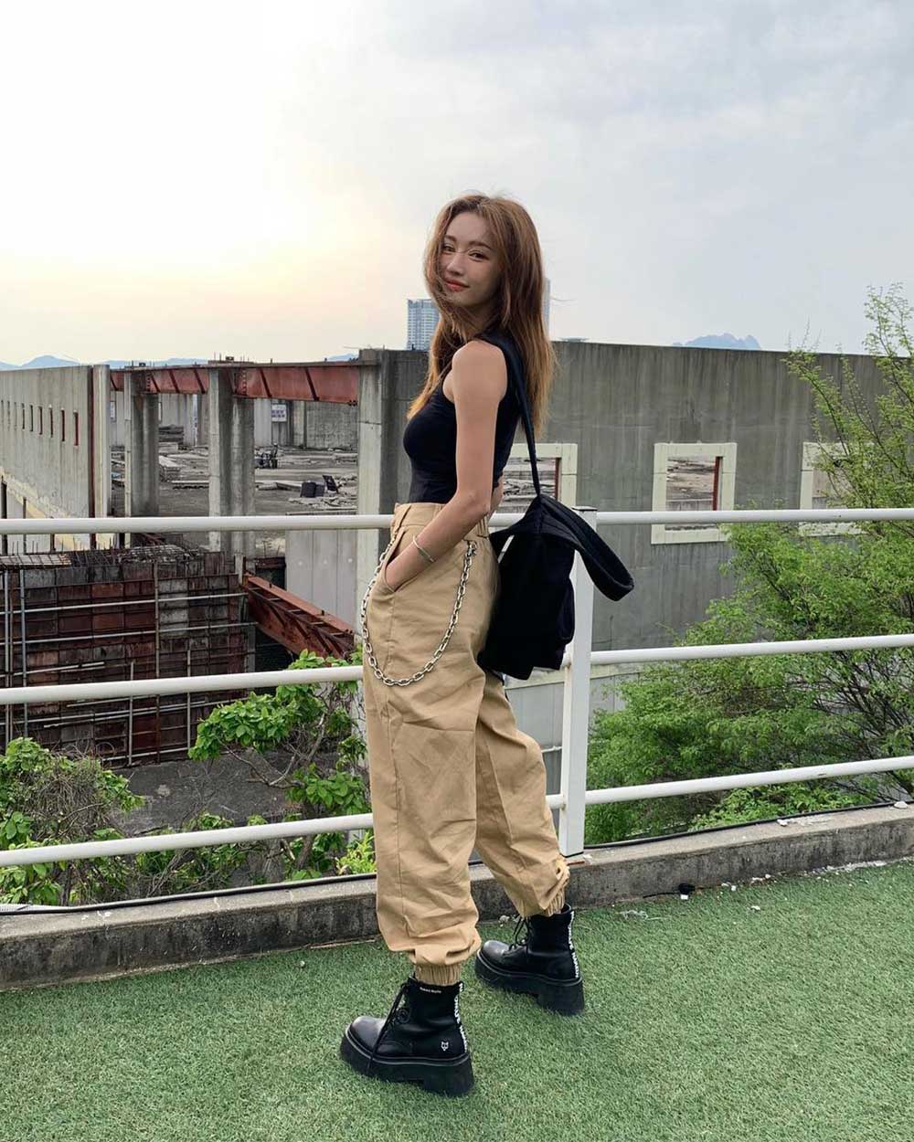 Korean Street Fashion Trends: Cargo Pants & Oversized Joggers