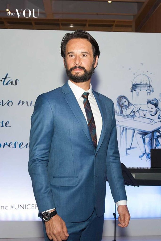 Rodrigo Santoro in a suit - seasonal colour palette - thevou.com